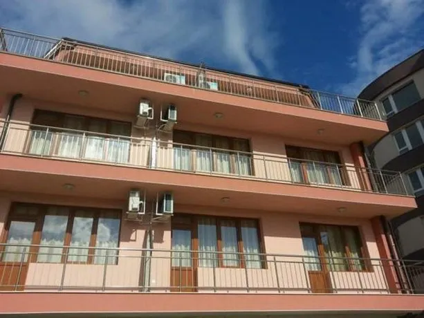 Guest House Neptun Sveti Vlas - Image 1