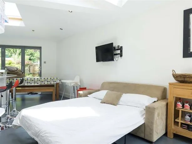 Veeve 4 Bedroom House March Road Twickenham - Image 1