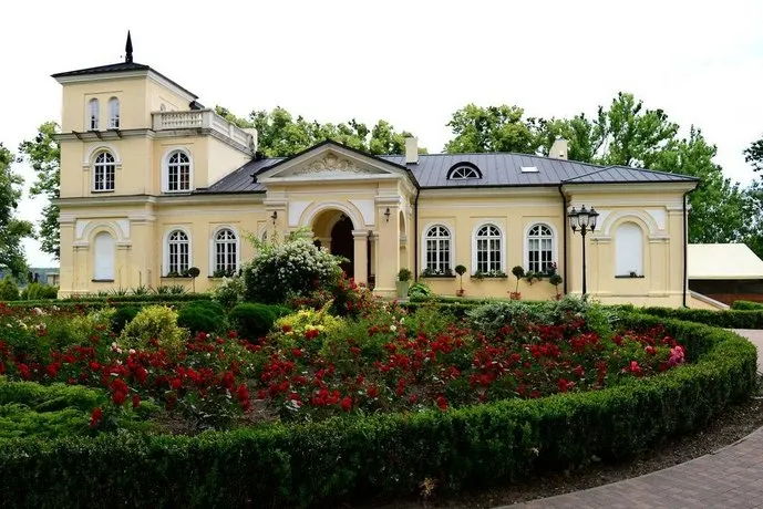 Dwór Ujazdowski - Image 1