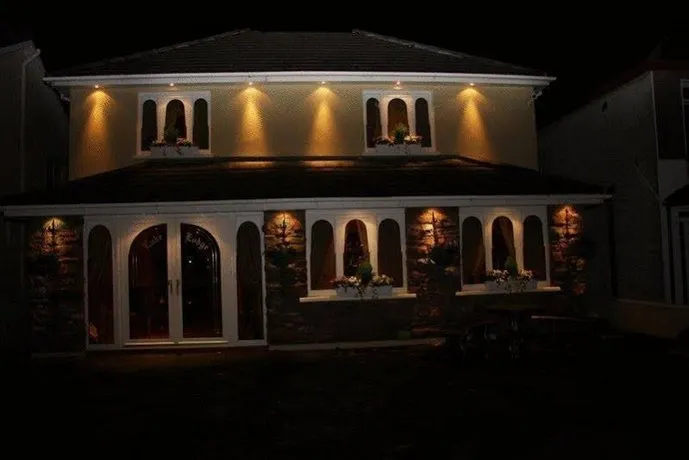 Lake Lodge Guesthouse - Image 1