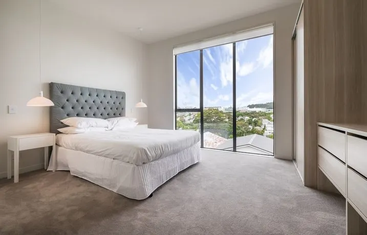 Luxury 3 bedrooms townhouse city fringe - Image 1