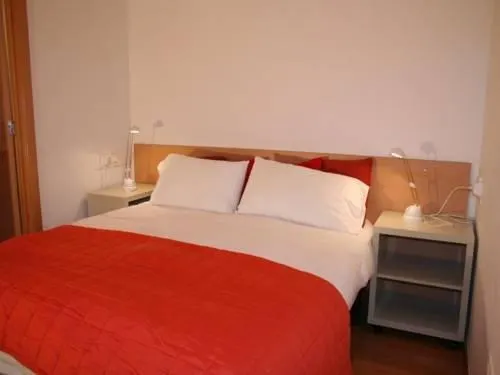 Deluxe City Center Apartment - Image 1