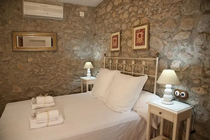 Rustic Med Castell - Image 1
