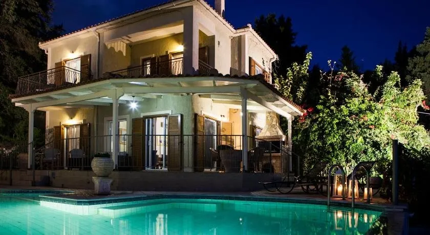 Villa avec jardin, terrasse et piscine privée | Vue ville - Image 1