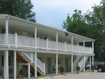 Red Carpet Inn & Suites New Milford - Image 1