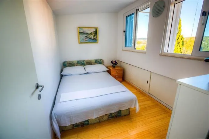 Holiday House Popic - Image 1
