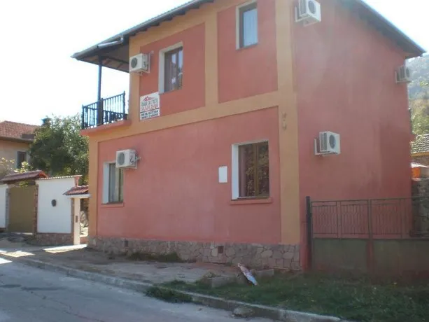 Ilidia Guest House - Image 1