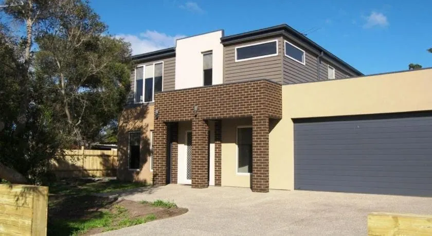 Modern Beachside 5 Bedrooms - Image 1
