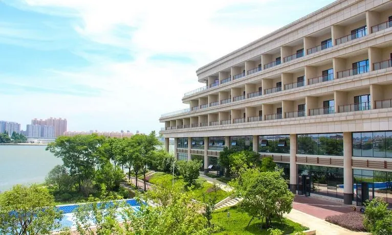 Wuhan Liantou Penisula Hotel & Resort - Image 1