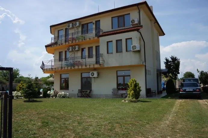 Guest House Golden Flake - Image 1