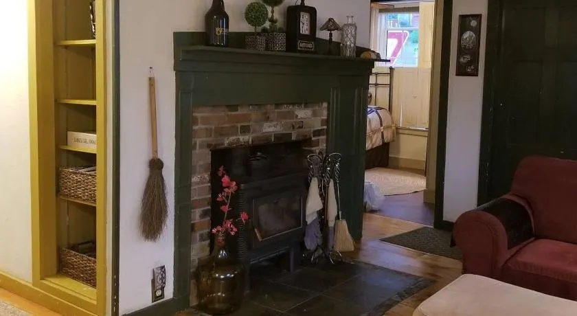 First Floor Apt with River View - Image 1