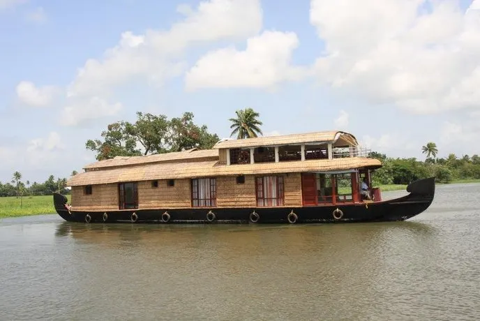 Angel Queen Houseboats - Image 1