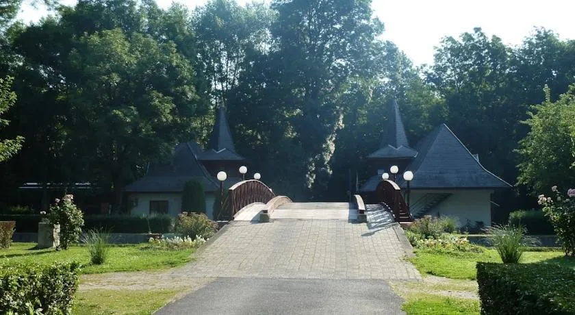 Aqua Camp Mobilhazak - Castrum Kemping Heviz - Image 1