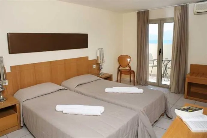 Golden Beach Hotel - Image 1