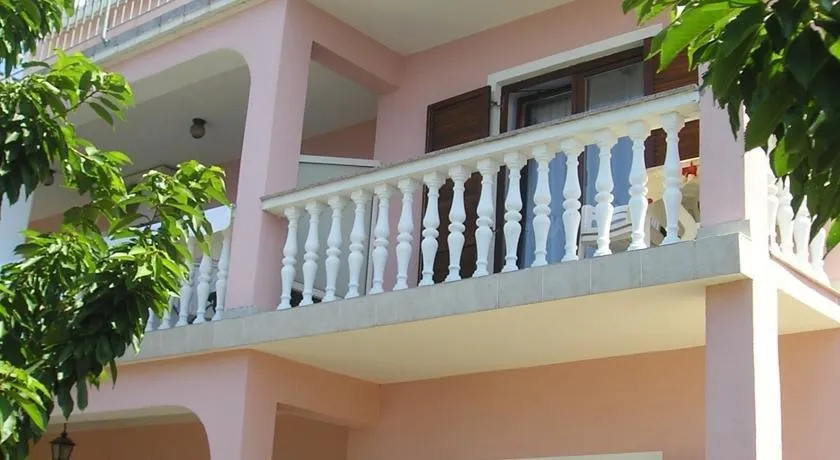 Roza Guest House - Image 1