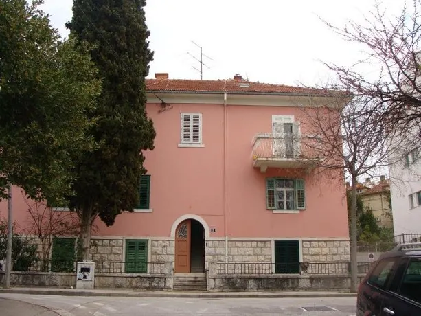 Apartment Mares - Image 1