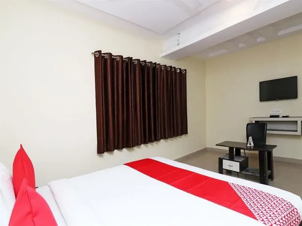 Hotel Yatrik Inn by OYO Rooms - Image 1