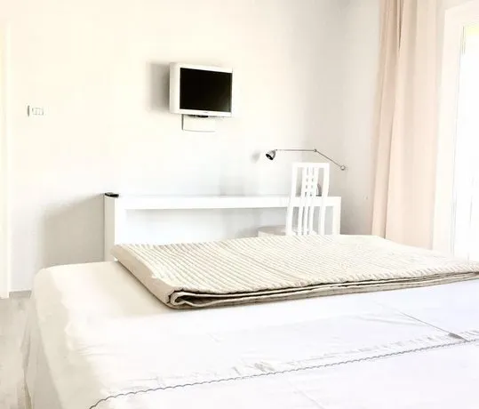 Amberyellowbnb - Image 1