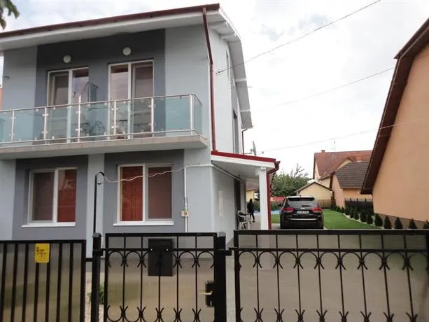 Family house with swimmingpool - Image 1
