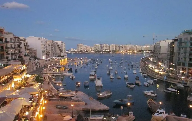 Seafront Apartment Spinola Bay - Image 1