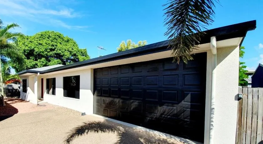 3 bedroom central home - Image 1