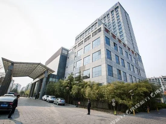 Qingdu International Hotel - Image 1