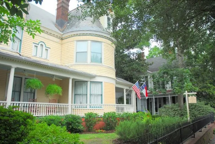 C.W. Worth House Bed and Breakfast - Image 1
