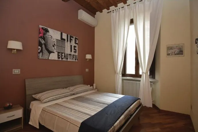 House and the City - Colosseum Apartments - Image 1