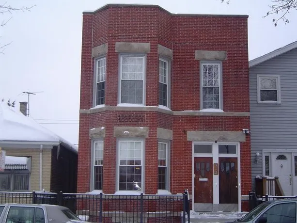 Convention Center Area Apartment - Image 1