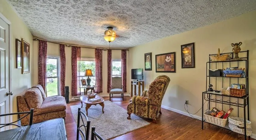 Explore Lake Erie and Strip From Quaint Apartment - Image 1