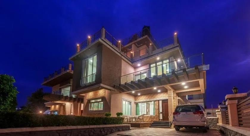 Pinnacle High by Vista Rooms - Image 1