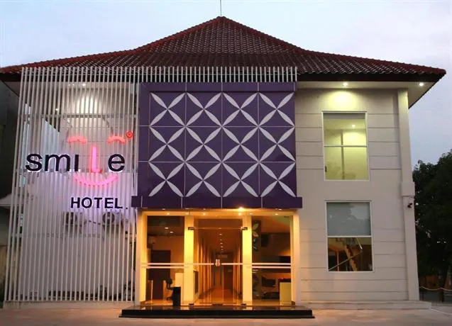 Smile Hotel by RedDoorz - Image 1