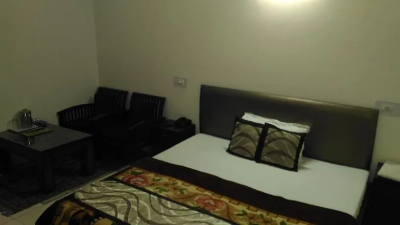 Greens Hotel - Image 1