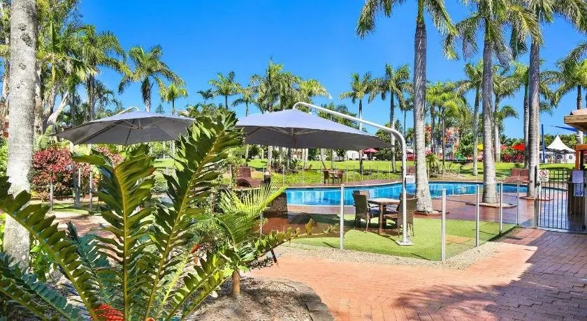 Resort Style - The Oasis Resort Villa 7, 2 Landsborough Pde - Image 1