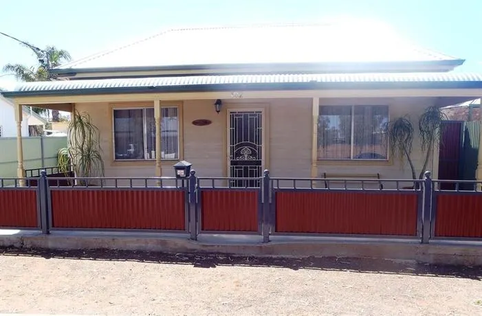 Broken Hill Country Cottage - Image 1