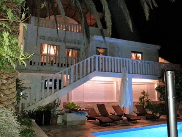 Holiday Home Oasis Hyllis - Image 1