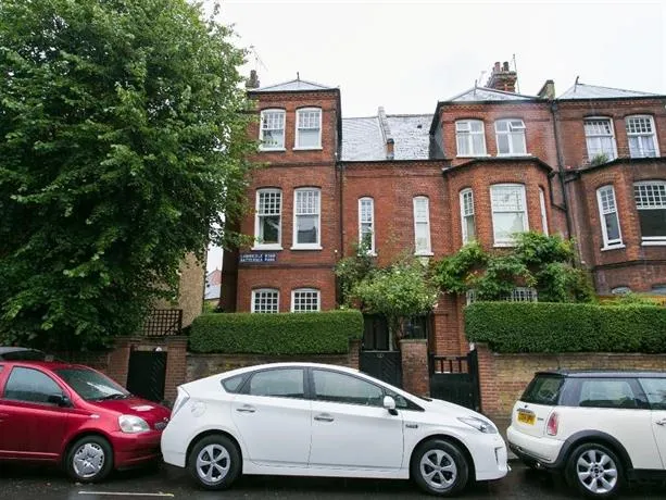 Spacious 5BR Family Home in Battersea203 - Image 1