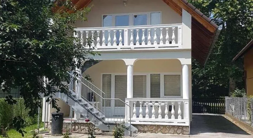 Gold Apartment - Image 1