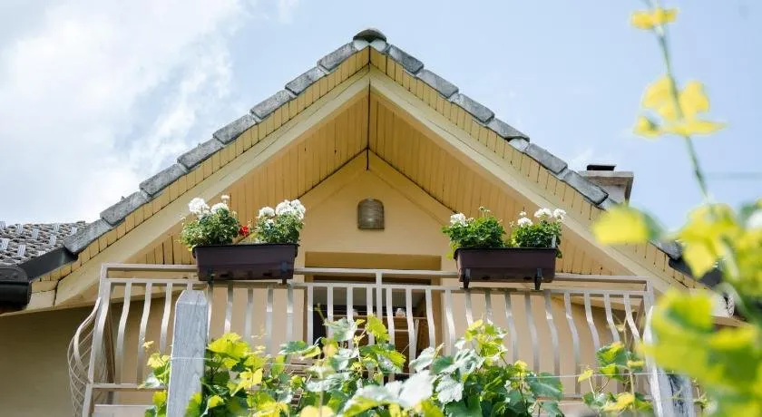 Sun house Semic - Image 1