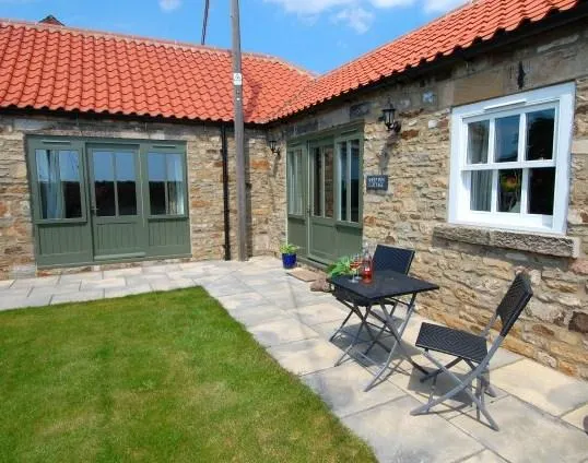 Cottage with garden - Image 1