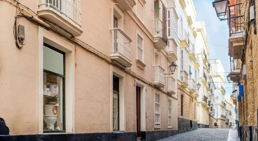 Luminoso Apartamento En El Centro De Cádiz - Image 1