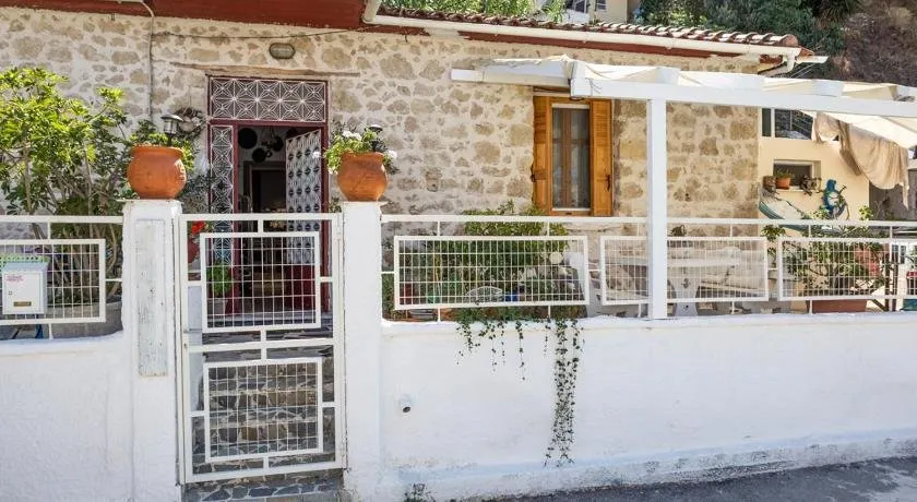 Stone suite in the center of Corinth - Image 1