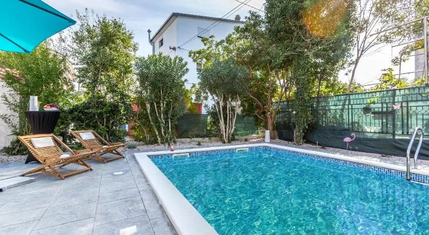 Dalmatian with pool and garden 230m2 for 1-4 people 15 min from the old town of Split - Image 1