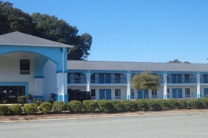 AmeriVu Inn & Suites Siler City - Image 1