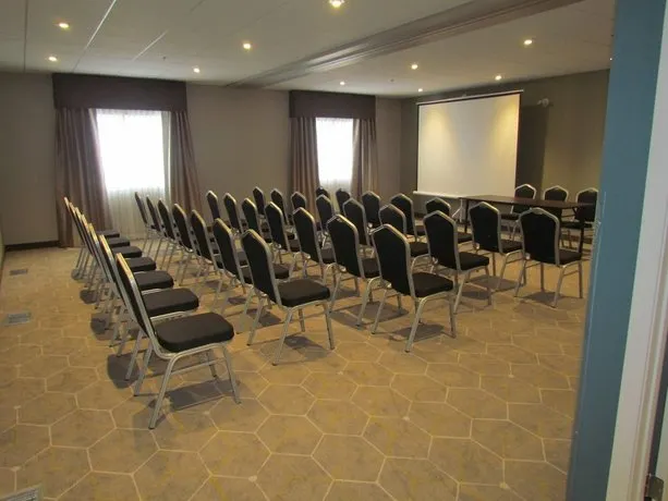 Days Inn & Suites by Wyndham Airdrie - Image 1