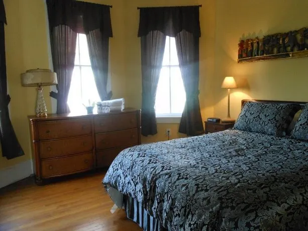Miss Helen's Guesthouse - Image 1