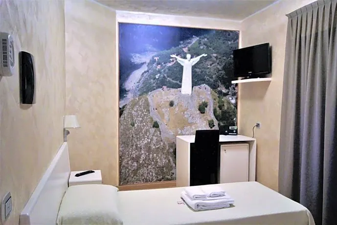 Irocchi Hotel - Image 1