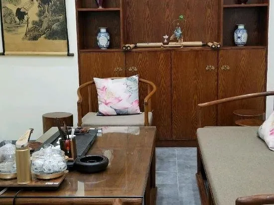 Yijia Holiday Hotel - Image 1