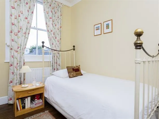 Veeve 2 Bed 2 Bath Thorpebank Road Shepherds Bush - Image 1