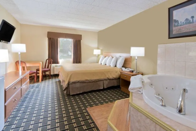 Days Inn by Wyndham Batavia Darien Lake Theme Park - Image 1